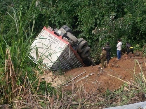 Xe tải lao xuống vực lúc lên đèo, hai người bị thương nặng