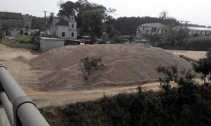 Tập kết cát, sỏi tại chân cầu Rõi: Quản lí thờ ơ?