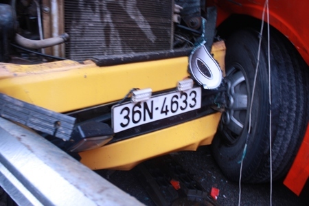 Xe tải tông cực mạnh xe khách, 2 tài xế mắc kẹt trong ca bin