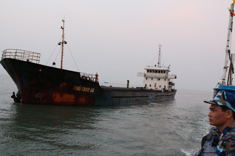 Bắt giữ tàu chở trên 3.000 tấn quặng không rõ nguồn gốc