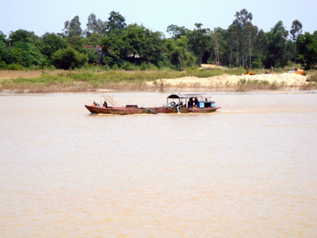 Nghệ An: Bắt 3 sà lan “rút ruột” sông Lam