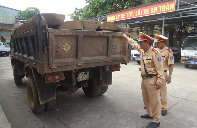 Bắt giữ xe tải vận chuyển 20 hộp gỗ trái phép