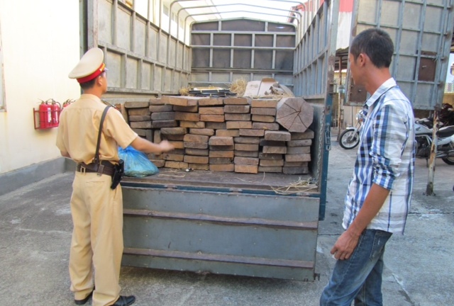 Quảng Bình: Bắt giữ xe ô tô tải vận chuyển 71 hộp gỗ trái phép