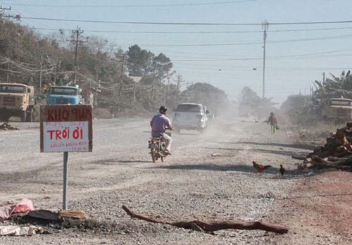 Đường quá bụi, dân dựng vật cản, căng băng rôn chặn xe