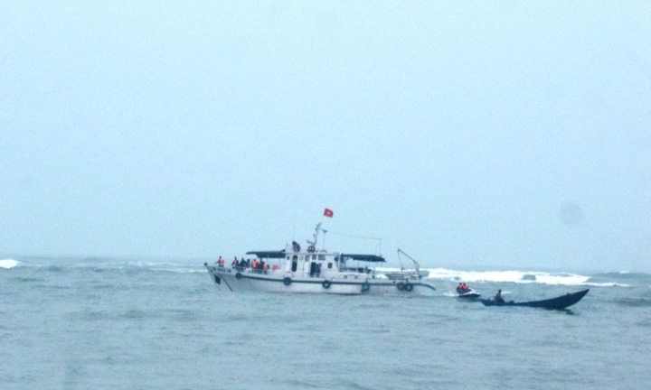 Lật tàu cá,  7 thuyền viên may mắn thoát nạn