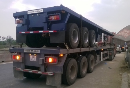 Xe rơ-móc đâm trực diện, 2 người đi bộ chết thảm