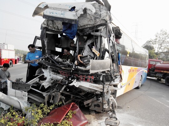 Xe khách giường nằm tông xe tải, nhiều người bị thương nặng