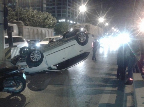 Xe 4 chỗ lật ngửa trên đường, cả gia đình thoát chết