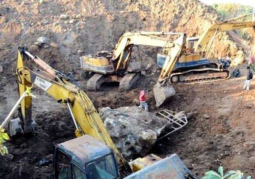 Tạm giữ khối đá caxidon giá tiền tỷ do dân khai thác ở Đắk Nông