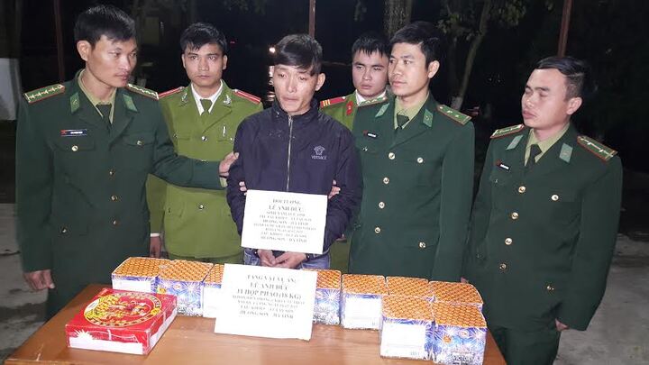Bắt quả tang đối tượng vận chuyển 17kg pháo về Hà Tĩnh tiêu thụ 