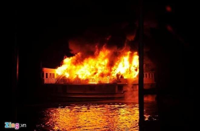 Tàu du lịch bốc cháy, 16 người nước ngoài thoát nạn