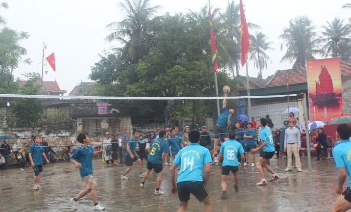 Nghệ An: Hàng nghìn du khách đổ về dự lễ hội đền Cờn