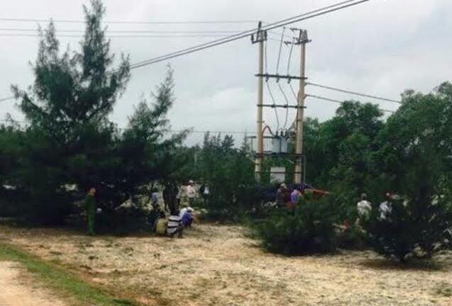 Nửa đêm trèo cột điện, một người đàn ông bị điện giật chết