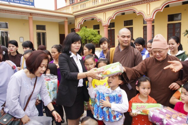 CLB Hà Nội 14 Chữ và chuyến từ thiện làm phúc đầu năm