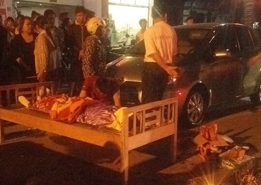 Va vào cánh cửa ô tô, một phụ nữ bị xe tải cán chết