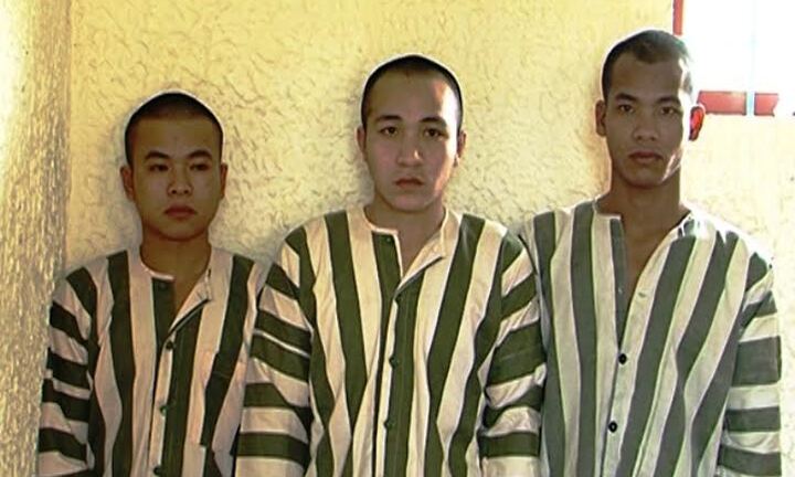 Ném đá, đập vỡ kính xe khách vì… bụi bay vào người