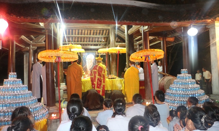 Dâng hương cầu nguyện 