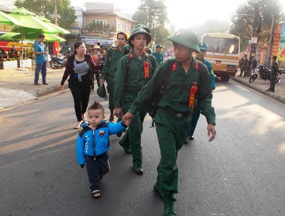 Tân binh Tây Nguyên hăng hái lên đường nhập ngũ