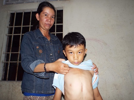 Xót xa người mẹ nghèo quanh năm chạy tiền mổ tim cho con