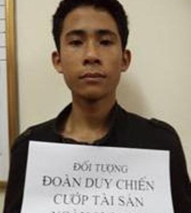 Vung dao đâm tới tấp tài xế taxi, công an rồi dọa tự sát