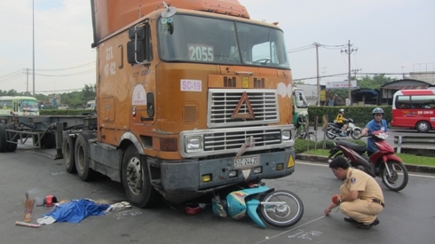Container đối đầu xe máy, một cháu bé chết thảm