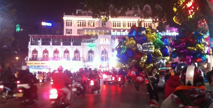 Giới trẻ Hà Thành vô tư thể hiện tình cảm đêm Valentine