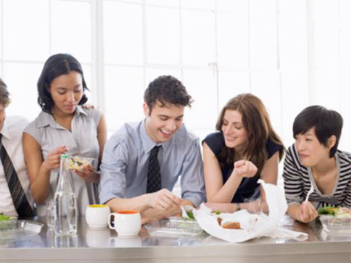 Khi trai công sở ăn quà như