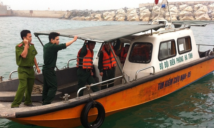 Hà Tĩnh: Chìm xà lan chở đá, một công nhân mất tích