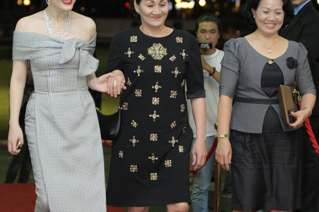 Lý Nhã Kỳ tất tả chân đất vẫn tranh thủ làm nũng mẹ ở hậu trường