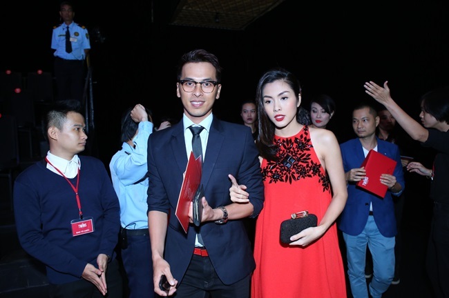 Hà Tăng váy suông che bụng bầu, rạng rỡ đi xem thời trang