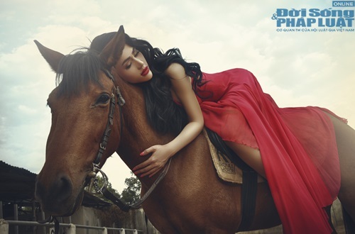 Maria Đinh Phương Ánh đỏ rực sexy cưỡi ngựa