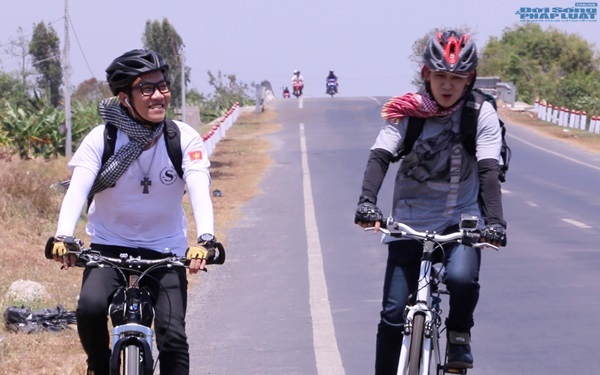Hoàng Rapper và Tronie Ngô đạp xe 70km về miền Tây