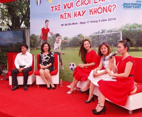 Jennifer Phạm yểu điệu ngồi vẽ tranh