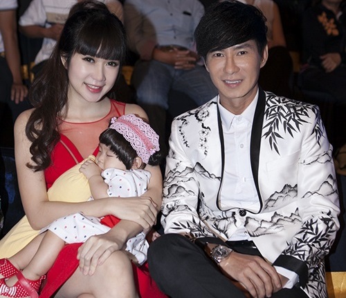 Vợ Lý Hải ôm con đi cổ vũ cho chồng