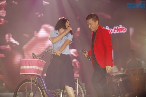 Phương Thanh mượn trang phục của con gái đạp xe đi hát