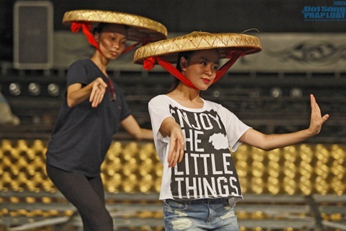 Hoàng Thùy Linh diện quần short múa nón quai thao điệu nghệ