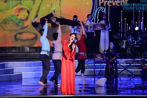 Danh ca Giao Linh, Lệ Thu thăng hoa hát về mẹ