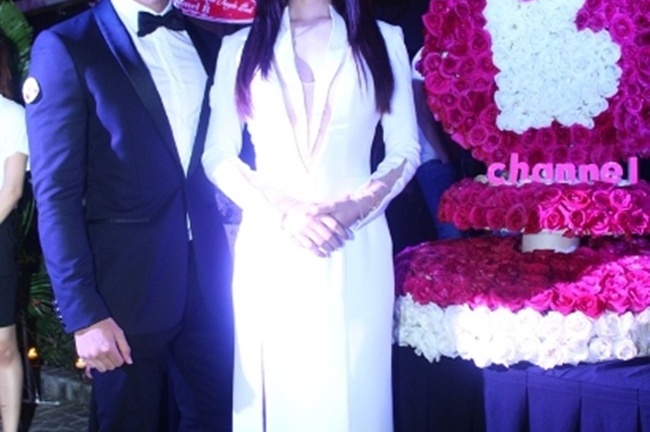 Trương Ngọc Ánh gợi cảm bên 