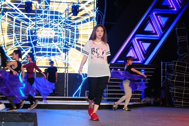 Minh Hằng lả lơi “cặp kè” với Trấn Thành