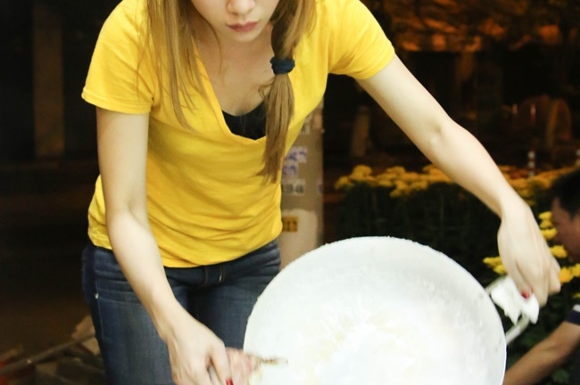 Mỹ Tâm tự tay gói và nấu bánh tét đón tết Ất Mùi