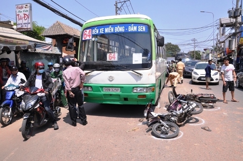 Va chạm với xe buýt, 3 người bị thương nặng