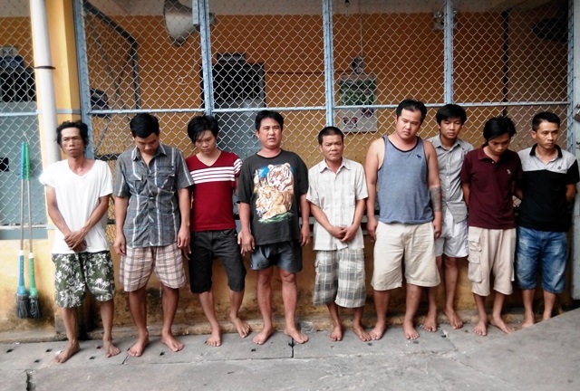 Công an triệt phá một trường gà núp bóng trong nhà dân