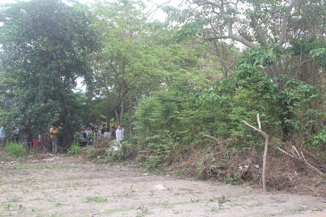 Phát hiện cô gái chết ngồi tựa lưng lên cống nước