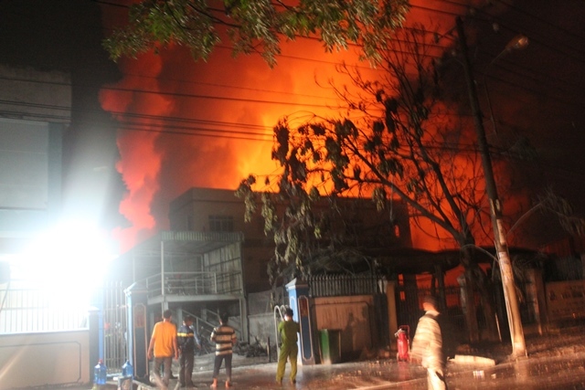 Cháy lớn tại nhà máy hoá chất trong KCN Lê Minh Xuân