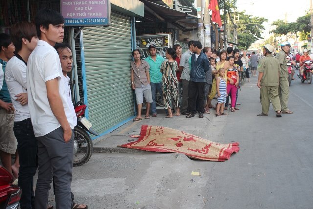 Nam thanh niên bị vứt bên vệ đường chết bất thường