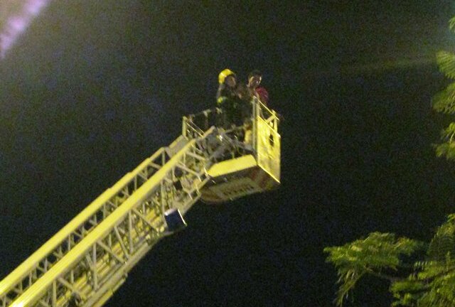 Giải cứu một thanh niên leo sân thượng khách sạn đòi tự tử