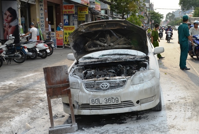Xe ô tô bốc cháy trên đường, nhiều người tháo chạy