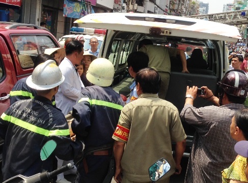 TP.HCM: Bị điện giật, một người té lầu tử vong