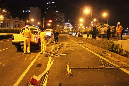 Xe bồn “đại náo” trước cửa hầm vượt sông Sài Gòn