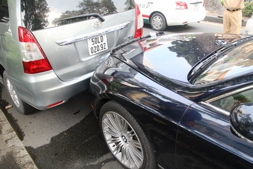 Siêu xe Bentley bạc tỷ nát đầu giữa trung tâm Sài Gòn